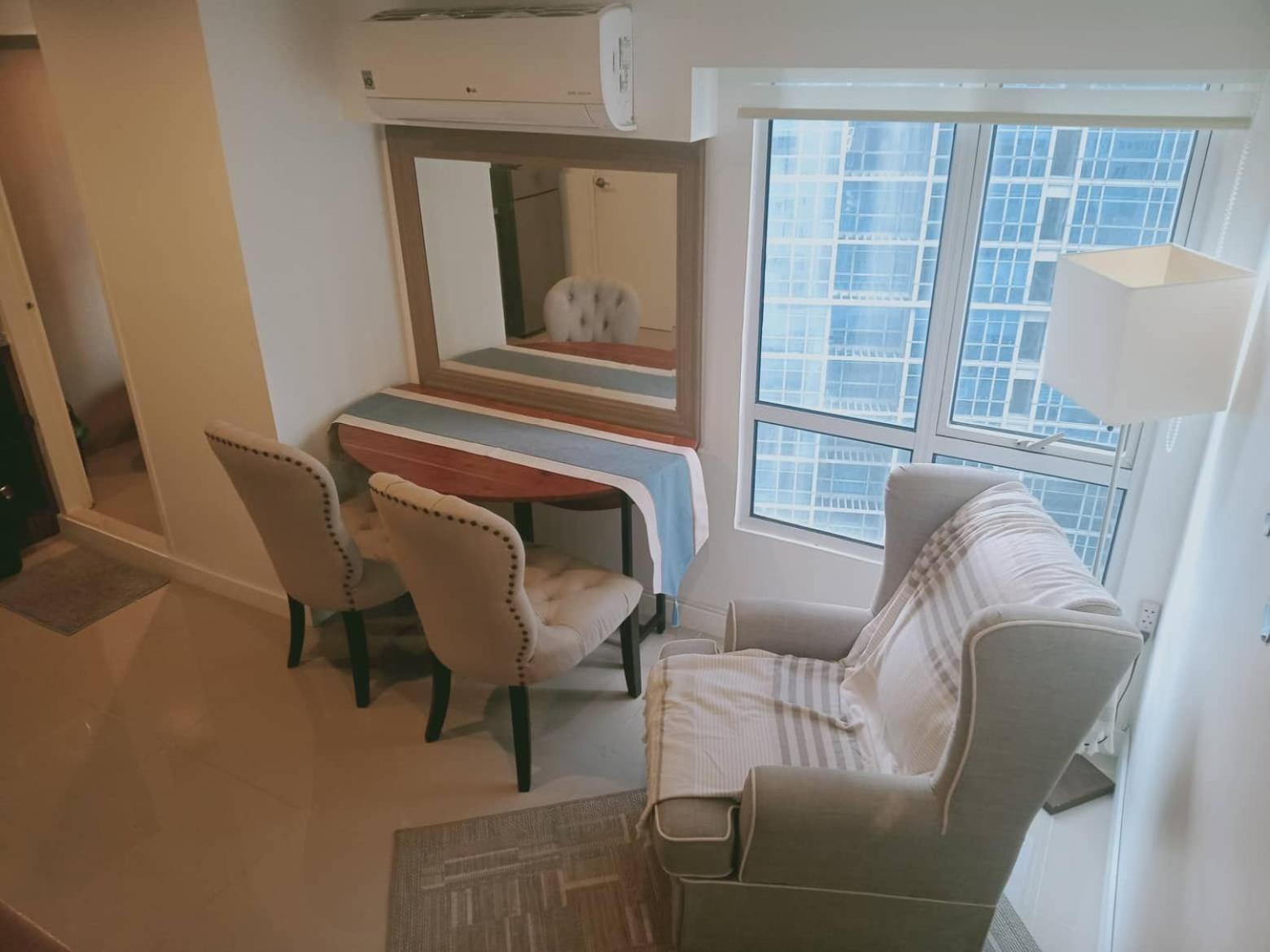 2 Bedrooms Units Forbes Area 5Th Avenue Bgc Center มะนิลา ภายนอก รูปภาพ